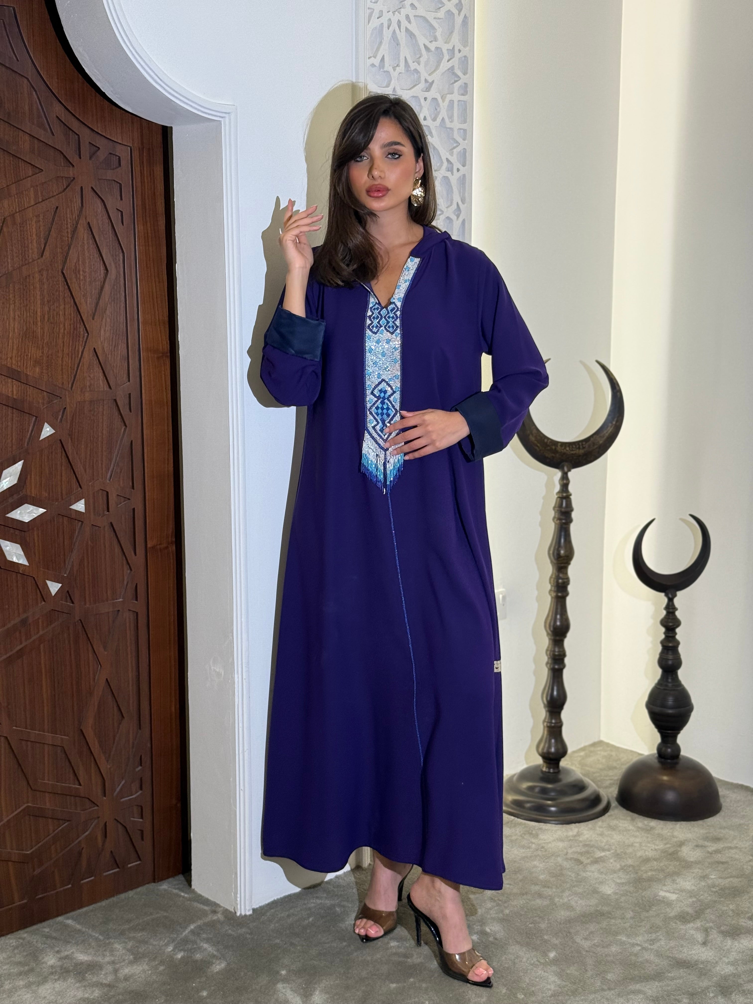 جلابيات من الكريب بلونين، بنفسجي داكن مع تفاصيل زرقاء، تتميز بتطريز دقيق بالخرز (على الطلب)