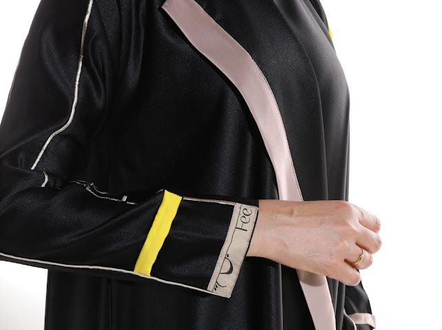 عباية بتصميم A مع ياقة غير متماثلة من FEE - جاهزة للارتداء