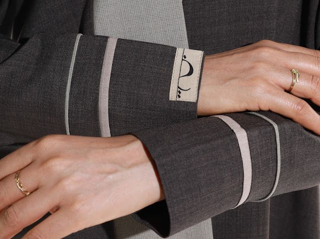 عباية بتصميم A مع ياقة غير متماثلة من FEE - جاهزة للارتداء