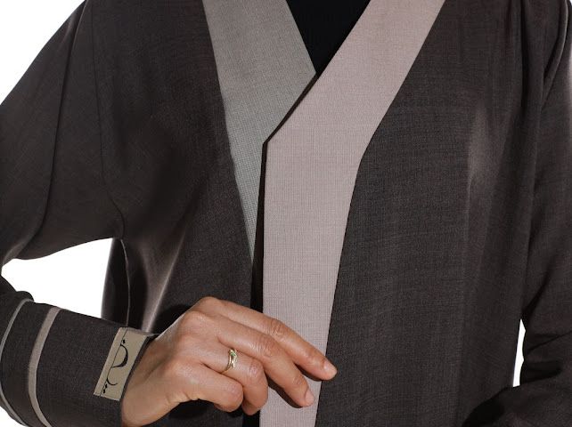 عباية بتصميم A مع ياقة غير متماثلة من FEE - جاهزة للارتداء