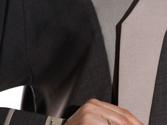 عباية بتصميم A مع ياقة غير متماثلة من FEE - جاهزة للارتداء